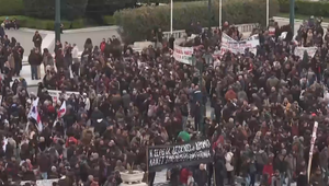 Grécko paralyzoval generálny štrajk: Zrušené lety aj protesty v uliciach