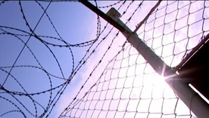 Väzni zriadili fond na podporu dozorcu, ktorý prišiel o manželku. Postarať sa musí o štyri deti