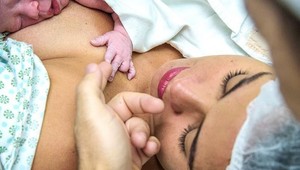 Sú surové, skutočné a šokujúce: Neuveriteľné fotky pôrodov sú senzáciou