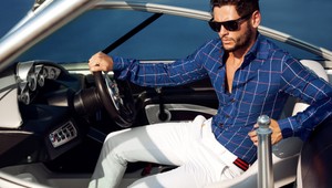 Muži bojujú o pozornosť pomocou luxusného oblečenia, áut a iných vecí