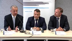 Predvolebná kampaň: Politici neriešia vážne témy, ľudom nasádzajú ružové okuliare