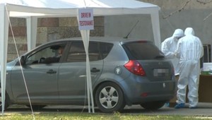 Mimoriadna situácia si vyžaduje neštandardné riešenia. V Košiciach testujú "Drive In" postup v boji proti nákaze