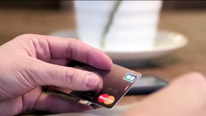 Platiť v eurách alebo lokálnej mene? Neprerobte na dovolenke na poplatkoch a konverzných kurzoch