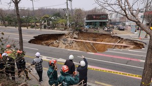 Motocyklista spadol do obrovskej diery na ceste. Vytiahli ho mŕtveho po 17 hodinách