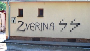 Sprejer hudobník? Kostol postriekal názvami kapiel