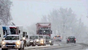Kolóny a nehody. Snehová nádielka komplikovala v Rožňave dopravu