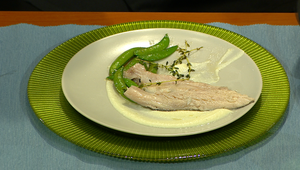 Karfiolové pyré, pstruh na bylinkovom masle s bielym vínom, hráškové maslove lusky