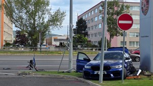 Vodič v Bratislave narazil pod vplyvom omamných látok do informačnej tabule