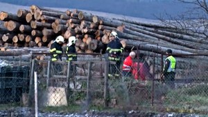 Mladá žena si sadla na koľajnice pred prichádzajúci vlak