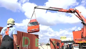 Miestny internetový zabávač vpálil autom do areálu autoškoly