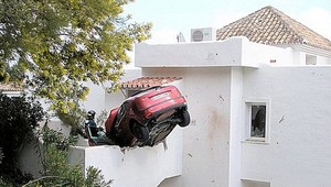 Kuriózna nehoda: Auto skončilo na streche apartmánu