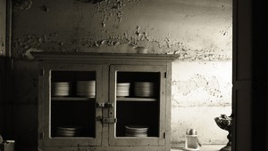 Za skriňou sa ukrývala strašidelná vec: Keď ju otvorili, ostali šokovaní