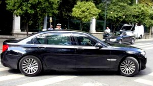 Koniec luxusu. Grécka vláda rozpredáva limuzíny, ministri chodia peši