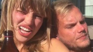 Zlomená priateľka DJ Aviciiho (†28). Obviňujú ma z jeho smrti!