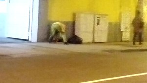 Pacienta vyhodili na ulicu ako psa. Hovorí svedok nepríjemnej situácie pred nemocnicou