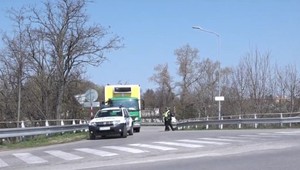 Obyvateľov Serede strašia obchádzky. Ak vodiči neprestanú porušovať značenie, zavrú im most