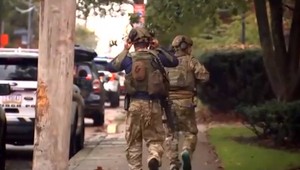 Pri streľbe v synagóge zomrelo 11 ľudí. Polícia strelca obvinila, hrozí mu trest smrti