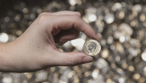 Nové jednolibrové mince s portrétom kráľa vstupujú do obehu