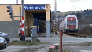 Železnice vystavali protizvukovú stenu. Podľa miestnych len berie peniaze z ich kasy