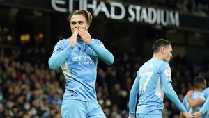 Líder anglickej ligy dva debakle patrične oslávil