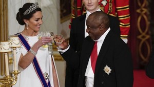 Kate žiarila na bankete. Všetci išli na nej OČI nechať