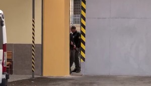 Opakovanie doňho kopal a neposkytol mu prvú pomoc. Dozorca v Ilave, ktorý napadol väzňa, už pozná svoj trest