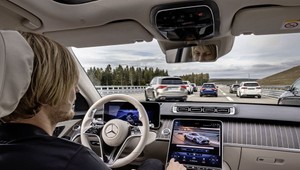 Už budúci rok môžu šoféri Mercedes-Benz v Nemecku počas jazdy pozerať filmy