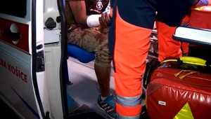 V rukách mali lopaty aj nože. Policajti a záchranári museli zasahovať v prípade bitky 3 rodín