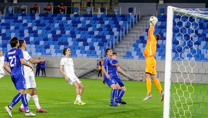 Slovan vďaka hetriku Holmana zničil Nitru. Škoda, že to fanúšikovia nevideli