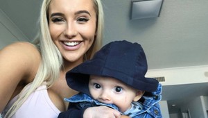 Zverejnila FOTO ako dojčí syna, pustili sa do nej: Daj mu radšej fľašu a zahaľ sa, píšu jej ľudia