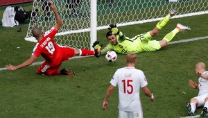 Prvým štvrťfinalistom Poľsko. Helvétov vyradili po penaltách