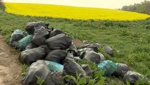 Ľudská bezohľadnosť nepozná hraníc: Za dedinou našli viac ako 40 vriec plných odpadu