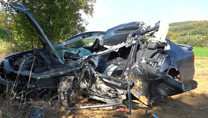 Chcel sa vyhnúť čelnej zrážke, aj tak prišiel o život. Osobné auto skončilo v poli