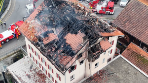 Pri požiari v bytovom dome vo Švajčiarsku zahynuli dvaja ľudia. Ďalší ľudia sú nezvestní