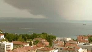 Požiar na Brači sa stále šíri, v ohrození sú aj Slováci