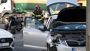 Bratislavskú dopravu skomplikovala nehoda auta a motocykla