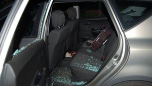 Policajti zachraňovali dieťa zamknuté v aute. Nechali ho samé asi hodinu