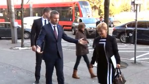 Výmeny na ministerstvách. Zatiaľ čo niekto vpustil novinárov do kancelárie, iní utekali zadným vchodom