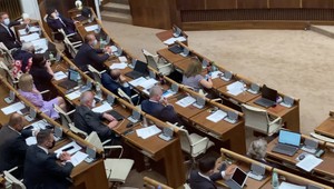 Politológ Štefančík: Robert Fico si môže vyložiť nohy na stôl a baviť sa. Koalícia sa motá vo vlastných amatérskych chybách