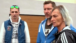 Zbili ich, odmietli ich ošetriť a ani policajti neprijali ich trestné oznámenie