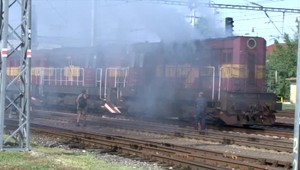 Horiaci rušeň vyplašil cestujúcich, hasičom robilo problémy elektrické vedenie