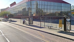 Na zastávke MHD vyčíňal agresívny muž. Jednu osobu napadol teleskopickým obuškom