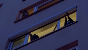 Riskujú svoje životy: Stovky ľudí vyslovili obrovské ĎAKUJEM potleskom lekárom, predavačkám aj šoférom MHD