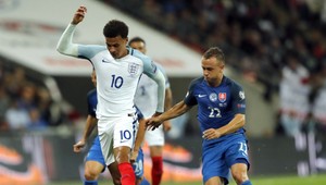 Obscénne gesto v podaní Deleho Alliho. Anglická reprezentácia má ďalšiu horúcu hlavu