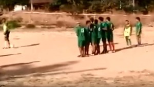 Videli ste už gól z priameho kopu pätičkou? Ja tiež až teraz! Iná haluz!