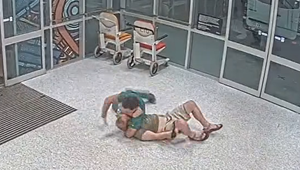 Tréningy Jui-Jitsu mu prišli vhod: Zdravotník spacifikoval agresívneho pacienta