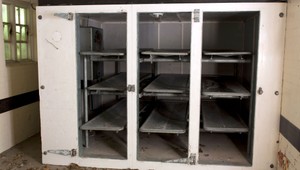 Šok pre súdneho lekára. V chladiacom boxe našiel živú ženu