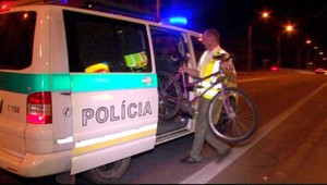 Cyklistka (15) so slúchadlami na ušiach vletela pod kolesá auta