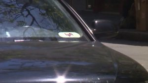 Spoločnosť Uber musí zaplatiť milióny dolárov taxikárom