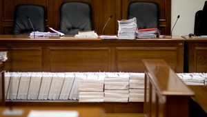 Šéf vydieračov neprišiel na súd, pokazilo sa mu auto